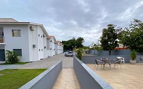 Apartamento 2Q no condomínio Vila Tropical, a uma quadra da Barraca do Gaúcho, cond. com piscina, área gourmet e parquinho infantil